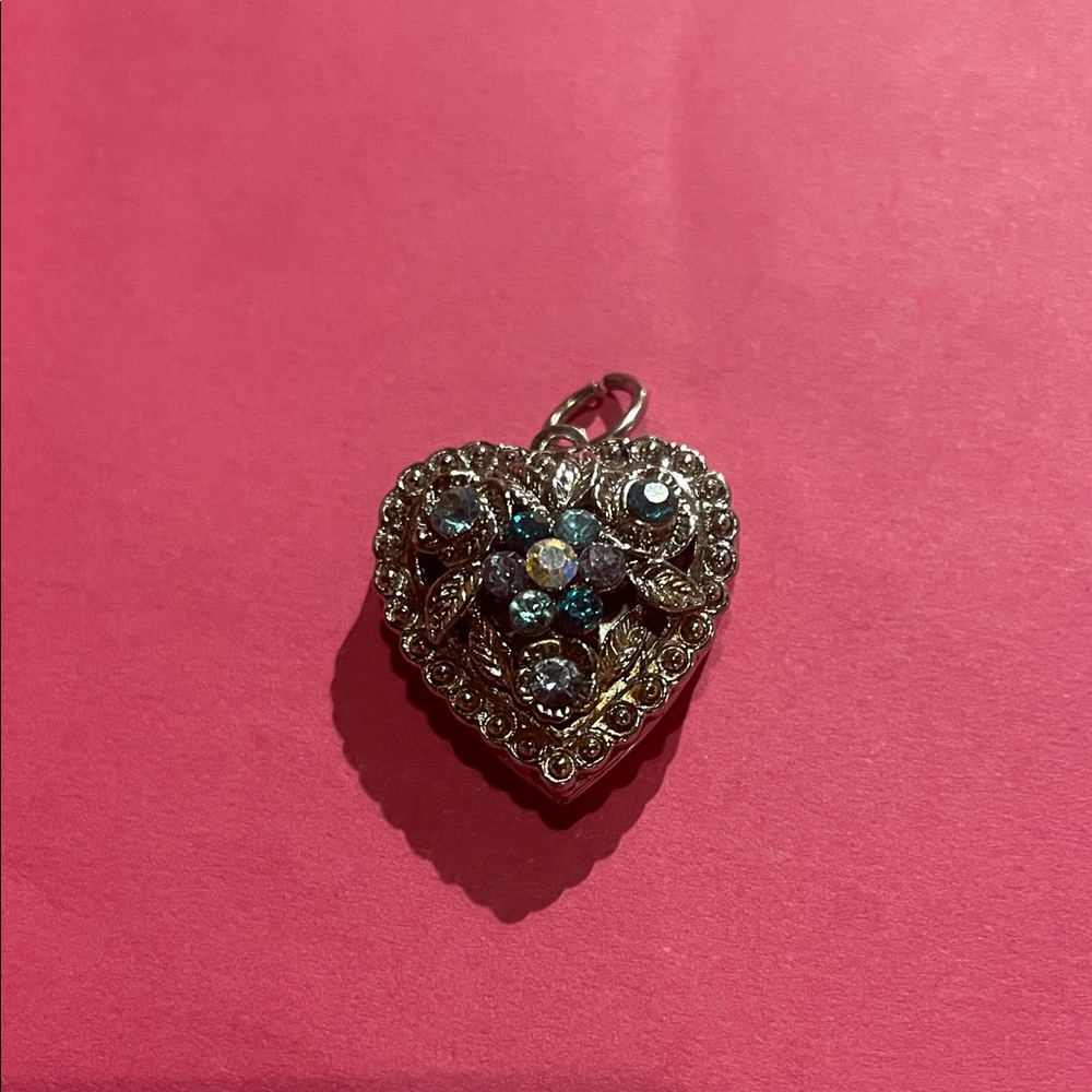 Charm Locket w/Colored Crystal Flowers 💘 HOST PICK 1/24 👑Princess Pick of Day🚀